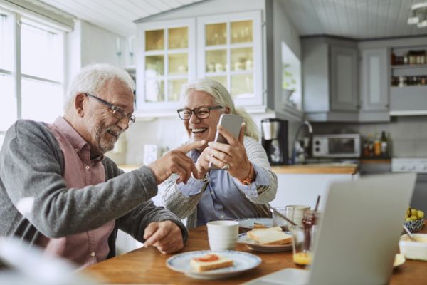How to Choose the Best Phone Plan for a Senior (2026 Guide)